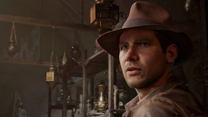 Indiana Jones regardant par-dessus son épaule dans une salle de stockage